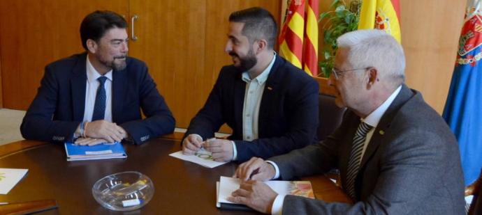 Luis Barcala, Mario Ortolà i Pepe Bonet, reunits al despatx de l'alcalde popular.