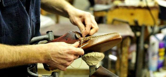 Un persona fabrica un zapato