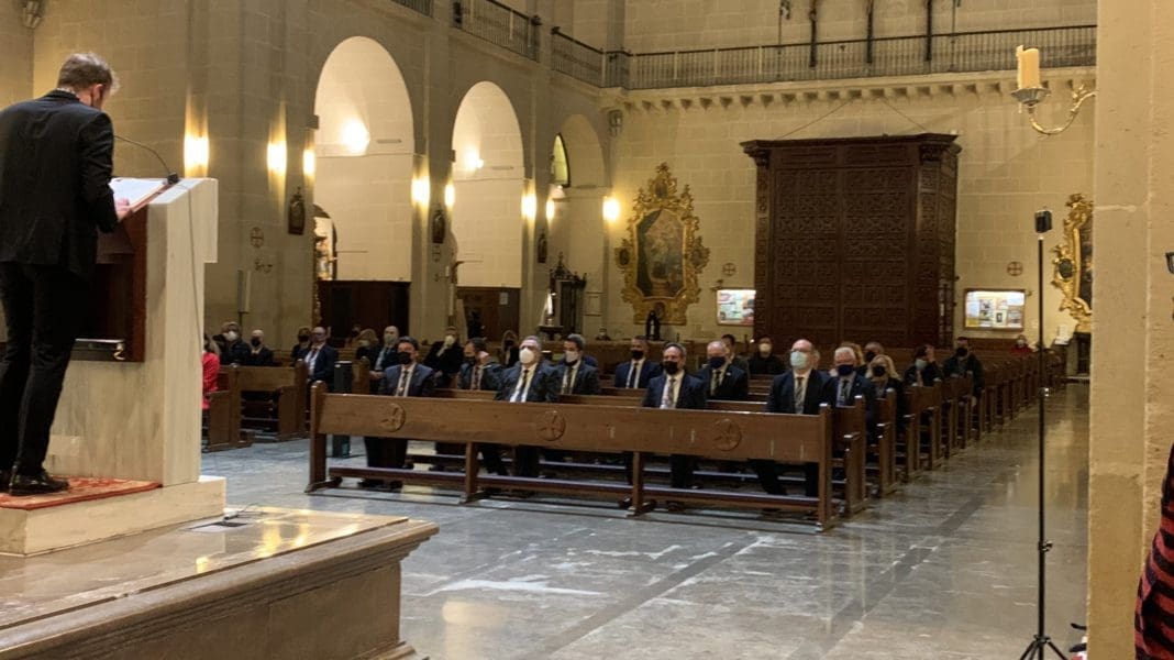 Personas sentadas en una iglesia