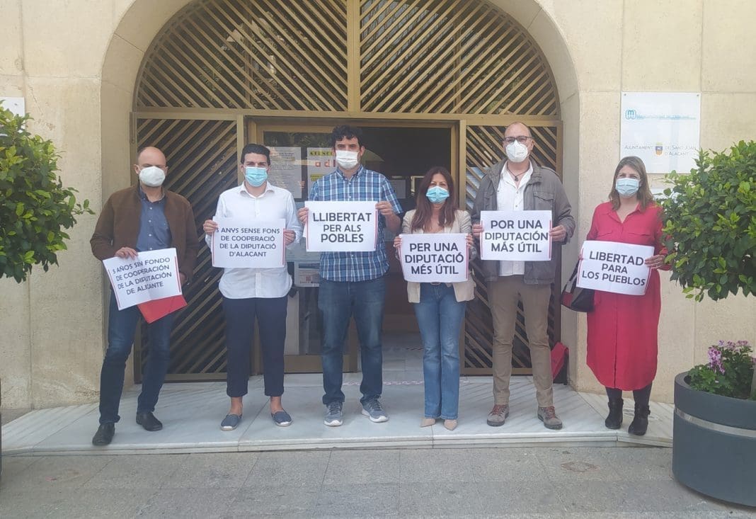 Protesta de PSOE y Compromís contra Mazón, presidente de la Diputación, en Sant Joan (Alicante)