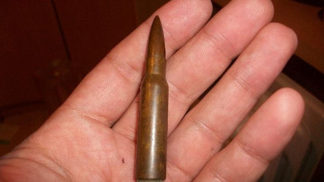 una bala en una mano