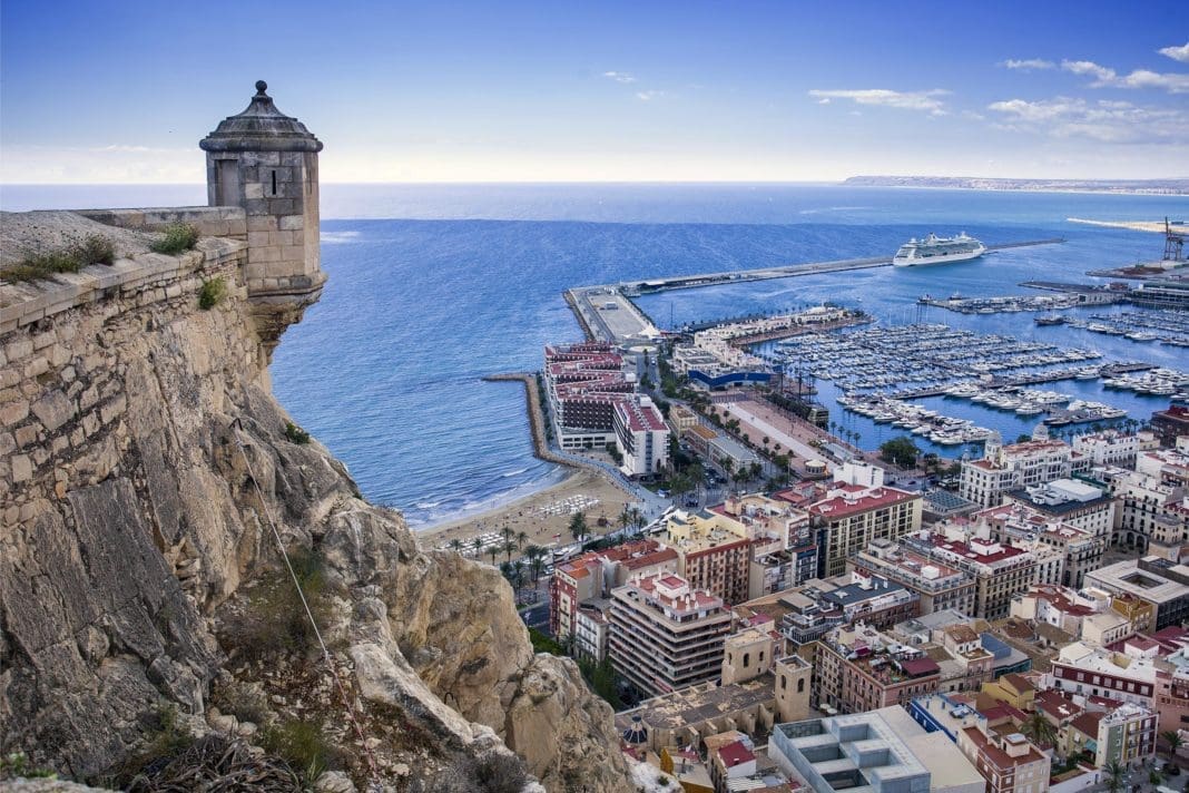 Panorámica de la ciudad de Alicante desde el Castillo de Santa Bárbara