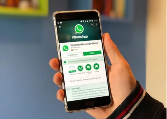 un móvil donde se ve la aplicación de Whatsapp