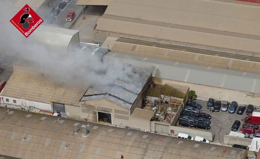 Dos heridos por inhalación de humo en el incendio de una nave de ...