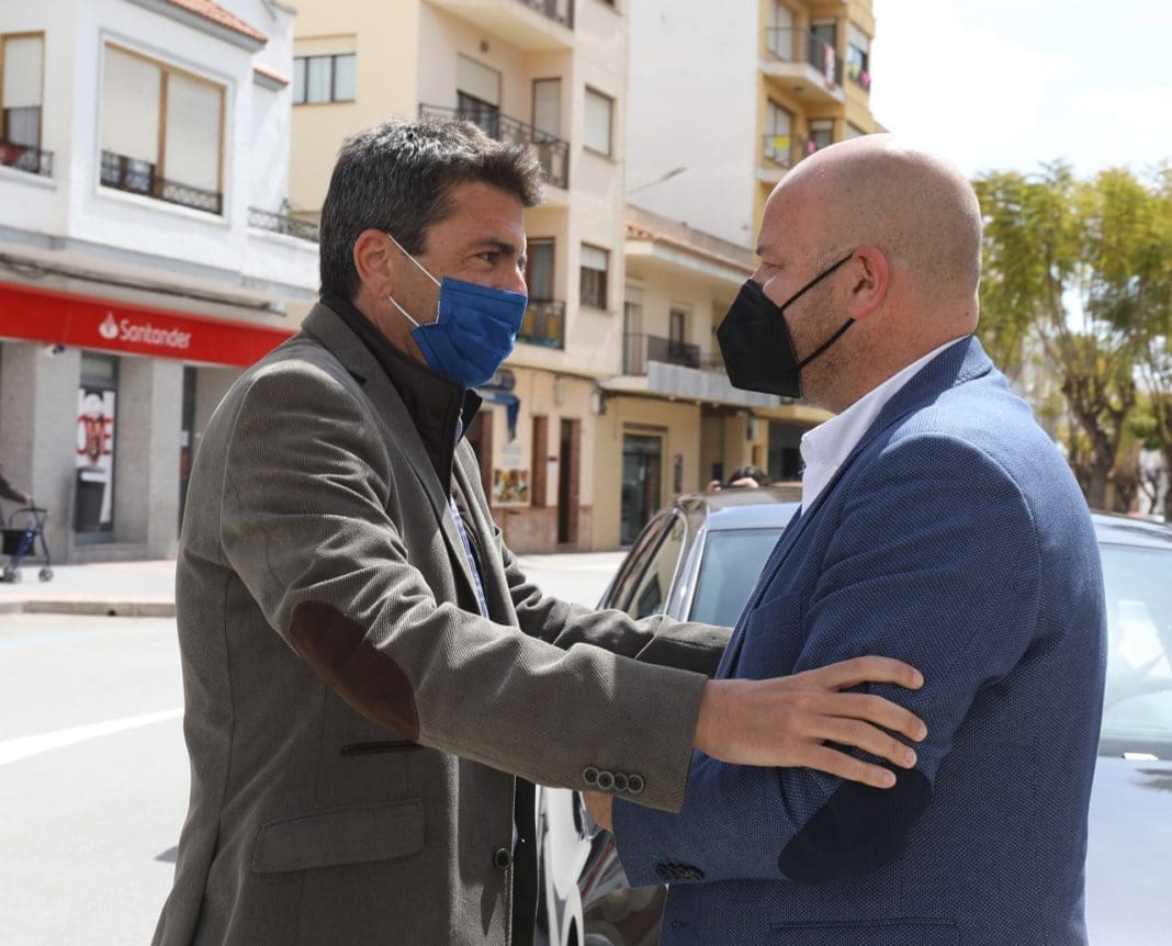 El presidente de la Diputación de Alicante saluda al alcalde de Teulada Moraira