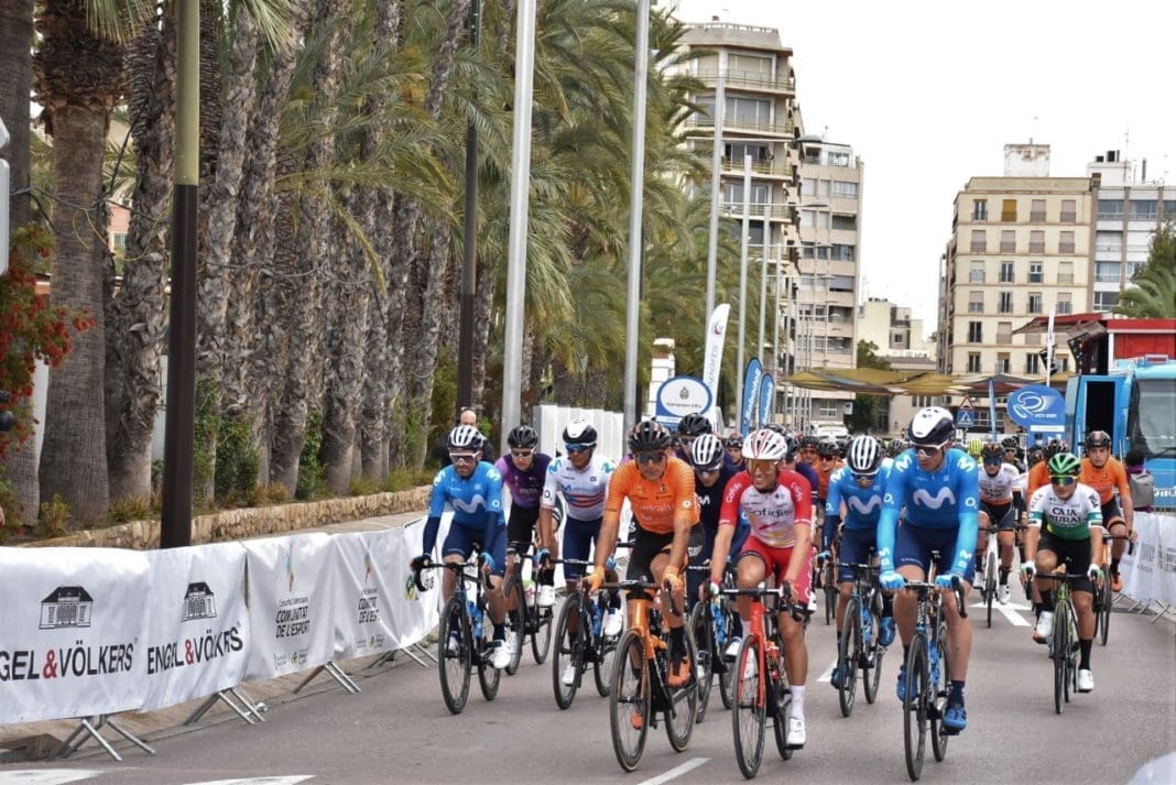 Ciclistas en la salida de la Volta Ciclista a la Comunitat Valenciana en Elche
