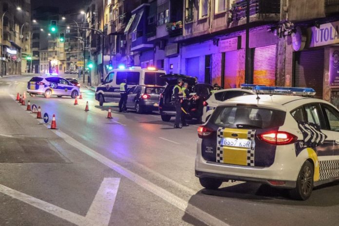 Coches de policia en un control de una calle de Alicante