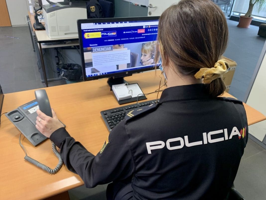 Mujer policia mira un ordenador