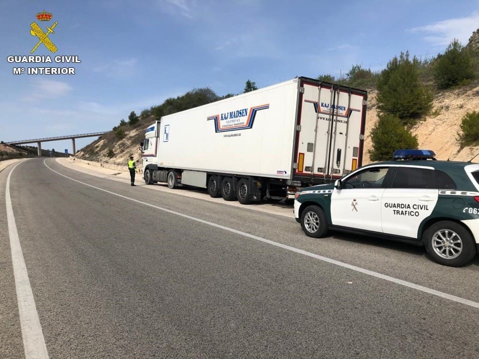 Camión detenido por la Guardia Civil en la carretera