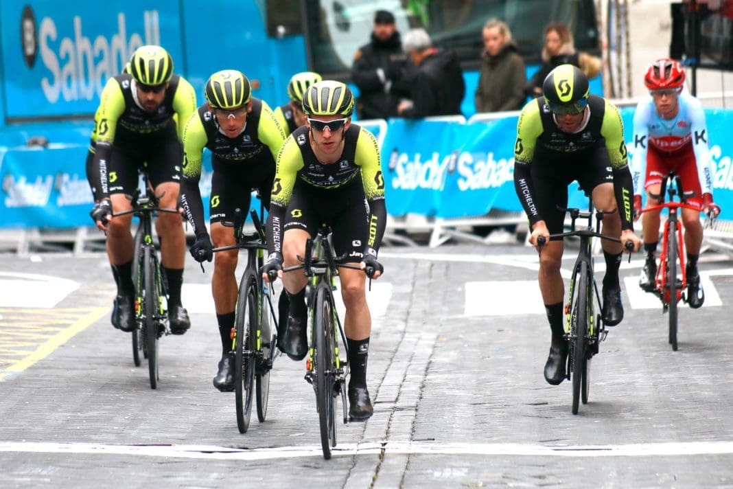 Ciclistas llegando a meta en la Volta Ciclista CV