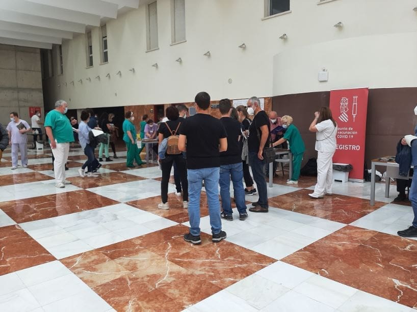 Profesores alicantinos haciendo cola para vacunarse