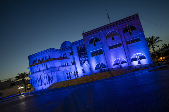 Edificio con luces azules