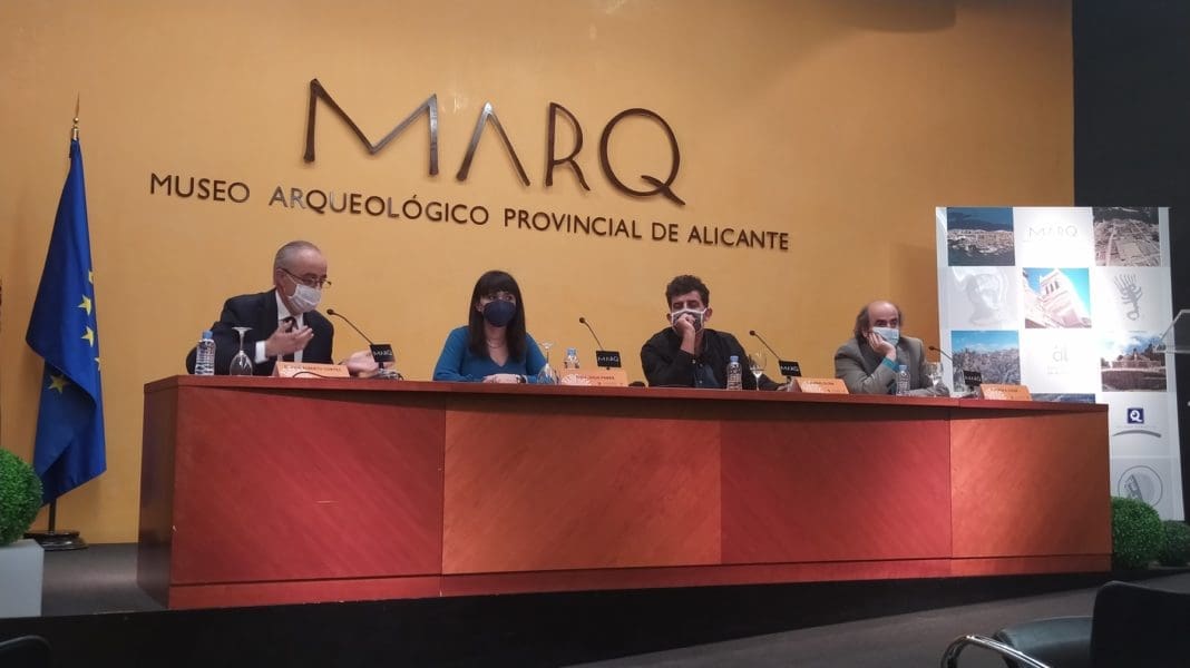 Julia Parra, diputada de Cultura y el equipo directivo y técnico del MARQ