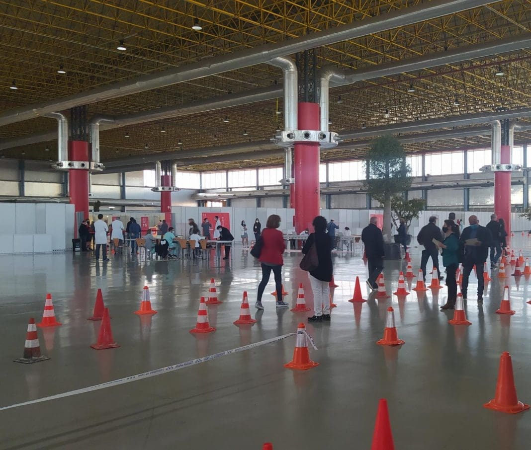 Colas de vacunación en IFA (Elche)