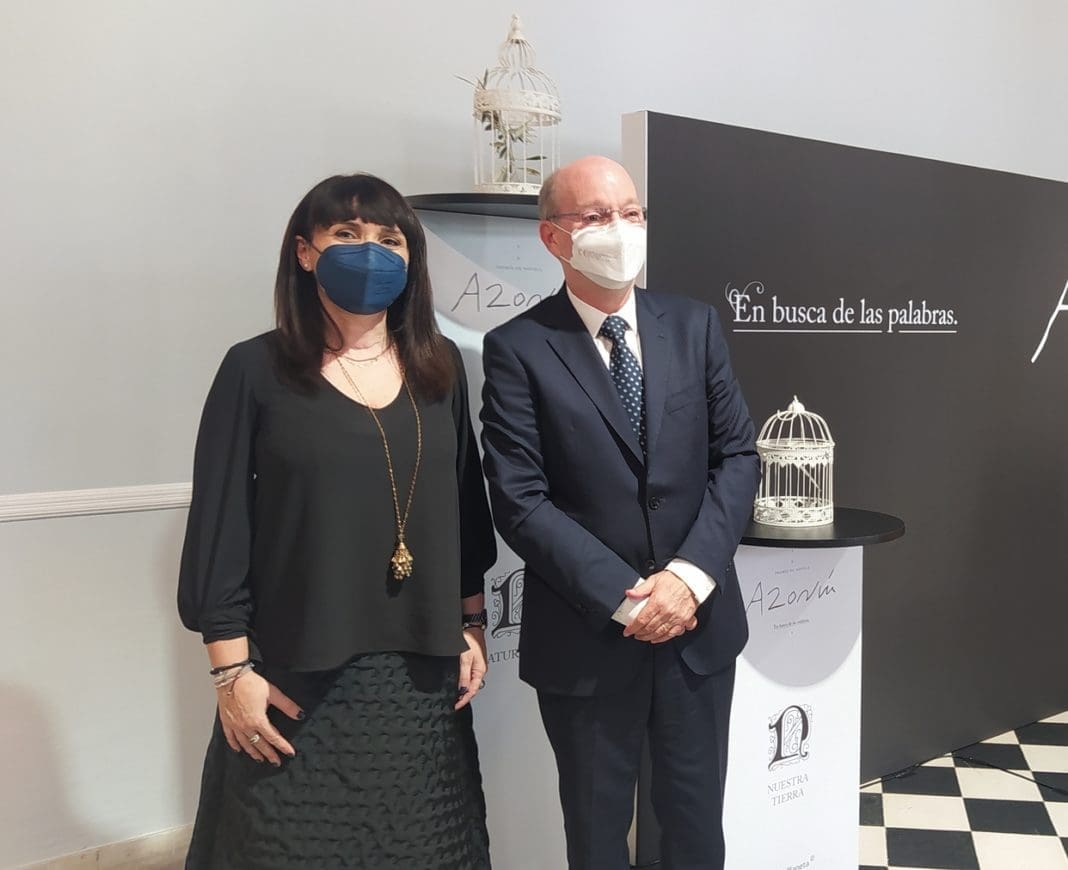 La Diputada de Cultura y el director de Relaciones Institucionales del Grupo Planeta