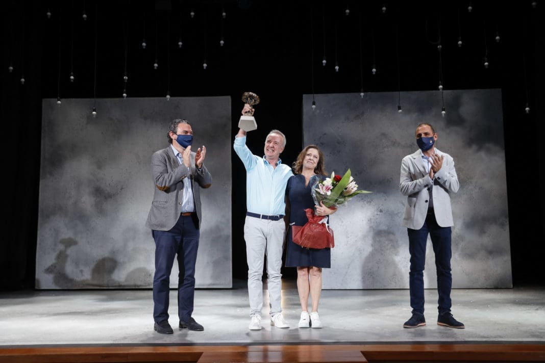 Entrega del premio al actor Carlos Hipólito