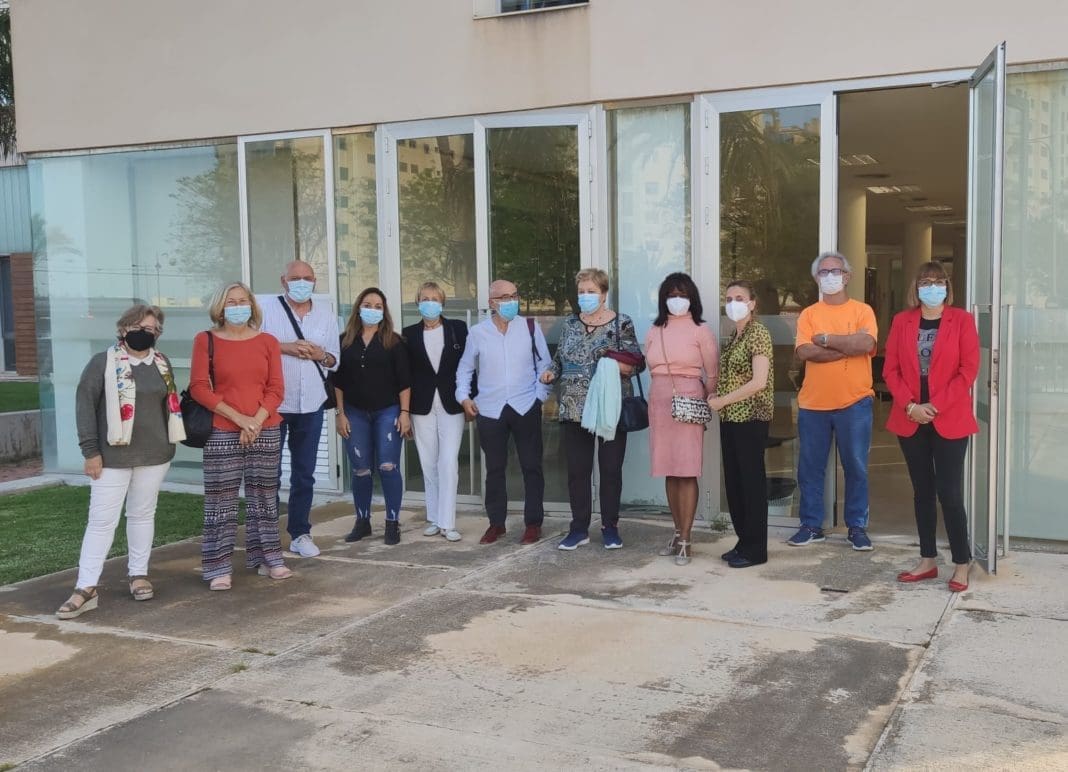 La edil Mercè Pairó y voluntariados del área social de El Campello