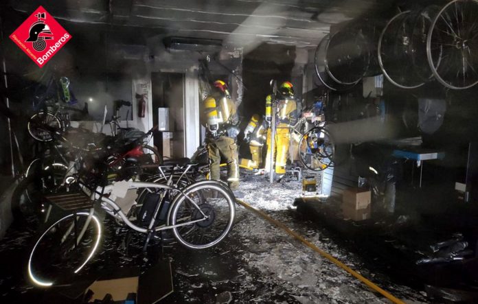 Imagen del incendio en la tienda de bicicletas