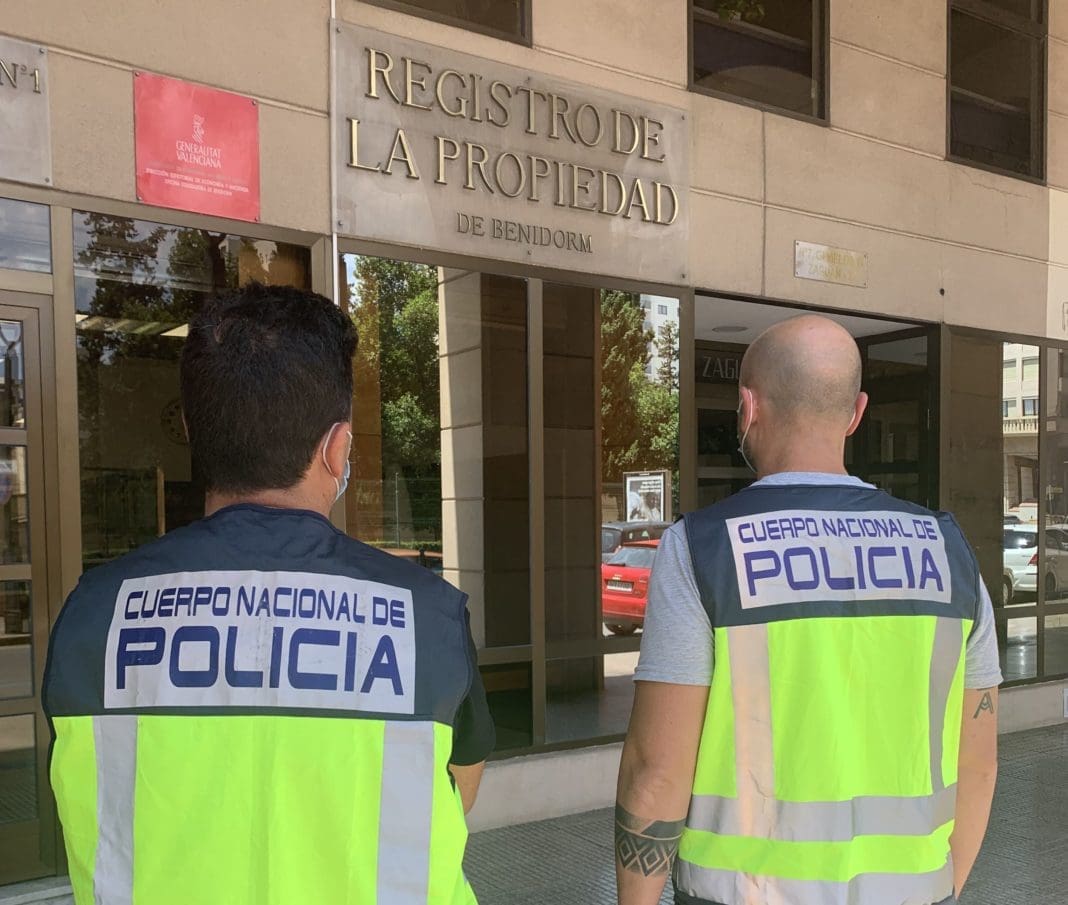 Policías frente al registro de la propiedad