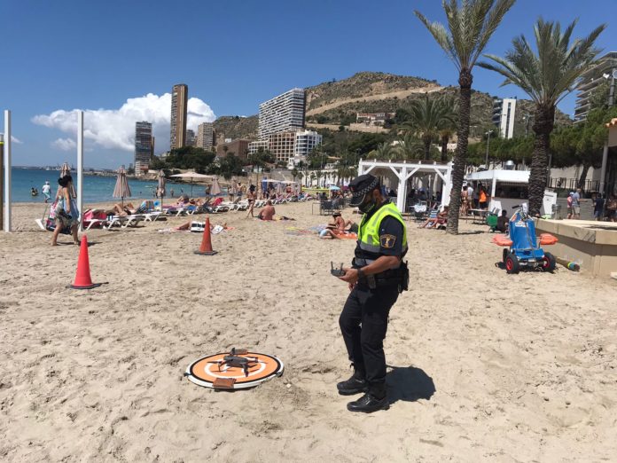 Control mascarilla y reserva de sitio con sombrillas en Playa Postiguet Alicante. Imágenes: Ayuntamiento