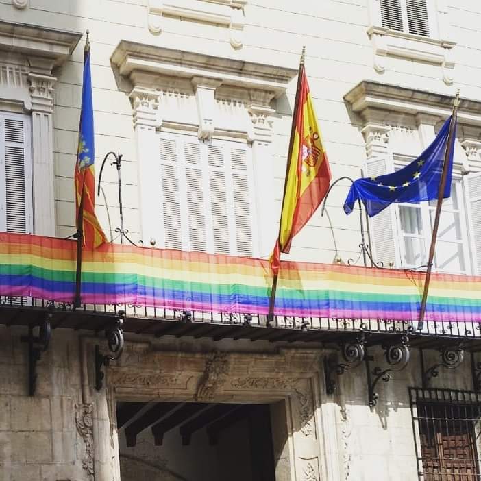 Ayuntamiento Orihuela con la bandera LGTBI