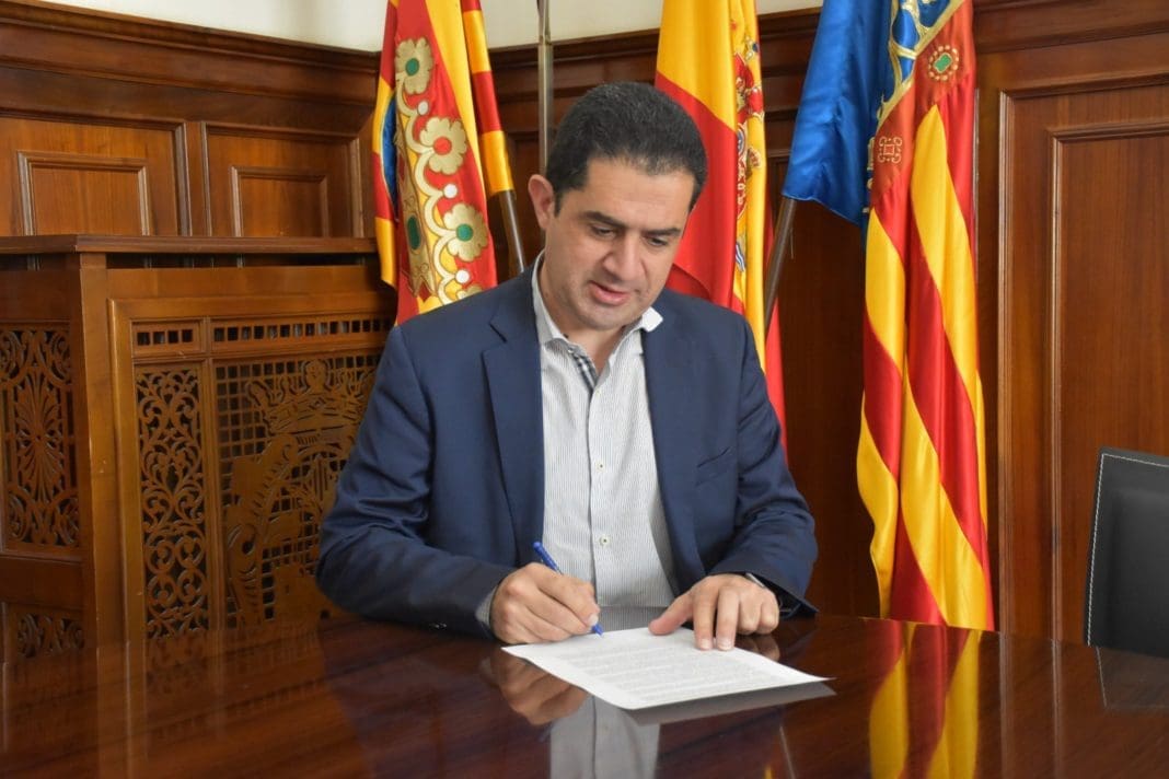 El portavoz socialista en la institución provincial, Toni Francés, firmando el manifiesto
