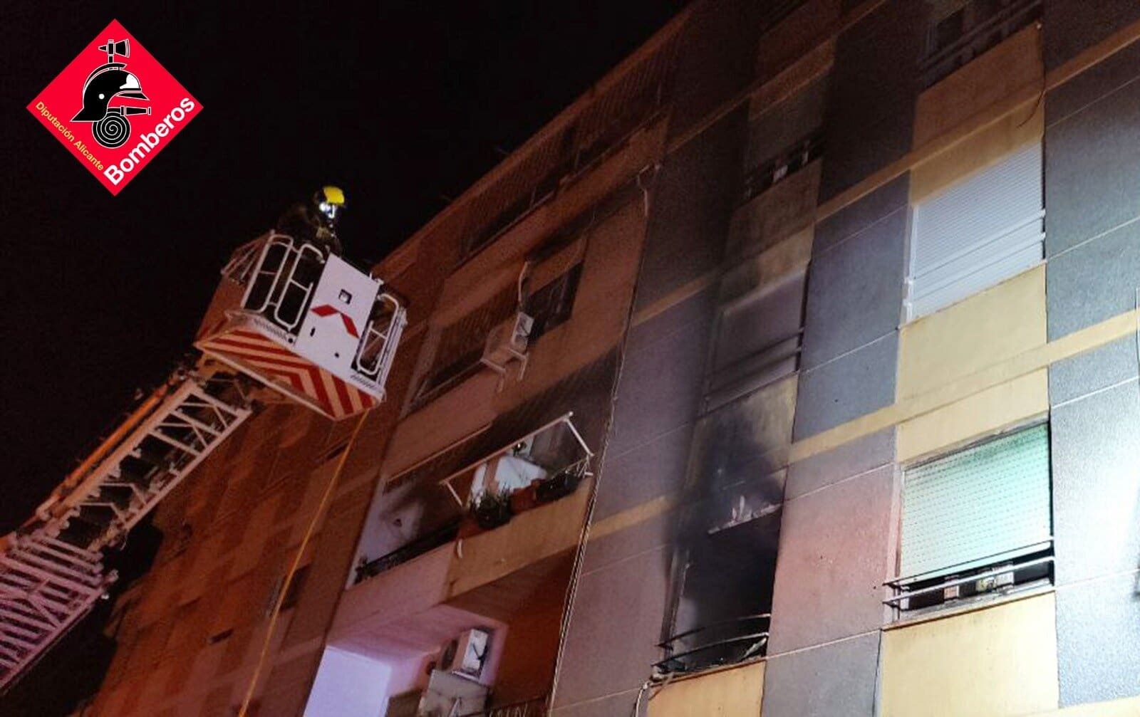 Una persona afectada por humo en el incendio de una vivienda en Novelda ...