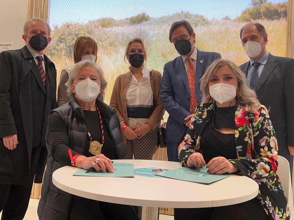 Firma de convenio del Ayuntamiento de Alicante en Fitur 2022