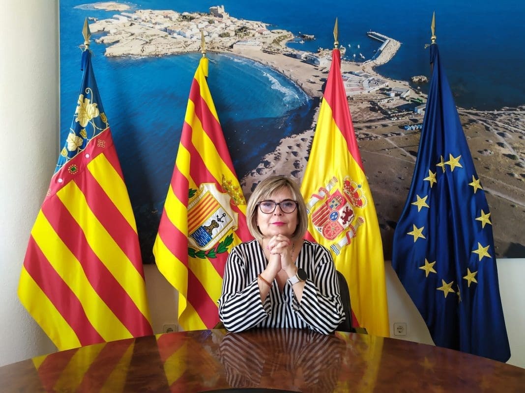 Loreto Serrano alcaldesa Santa Pola plano general despacho