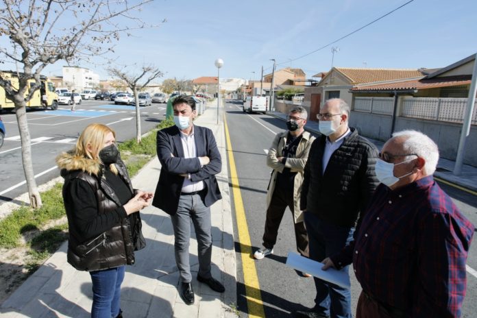 L'alcalde d'Alacant, Luis Barcala, visita les obres de reurbanització de Rabasa.