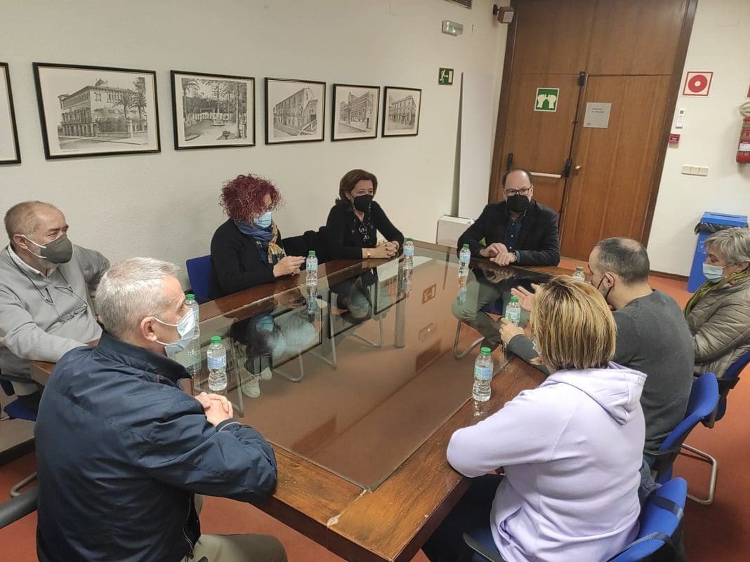 Alcaldes de Orihuela y Almoradí se reúnen con trabajadoras de la limpieza del Hospital Vega Baja