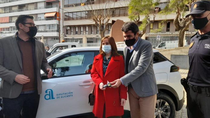 Isabel López Galera, alcaldesa d Xixona, y Carlos Mazón, presidnte de Diputación en entrega de coches eléctricos