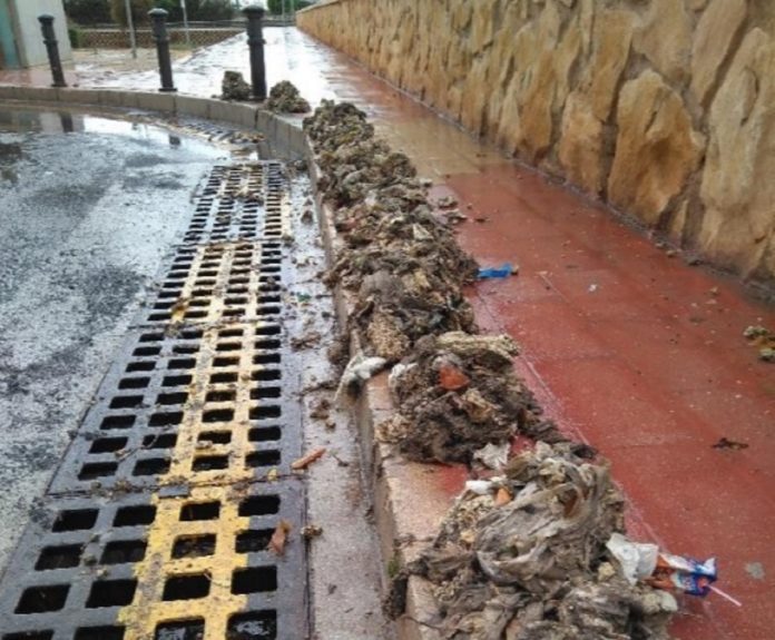 Residuos de las alcantarillas en San Gabriel. Imagen facilitada por AVV Gran Vía Sur-Puerto Avanza