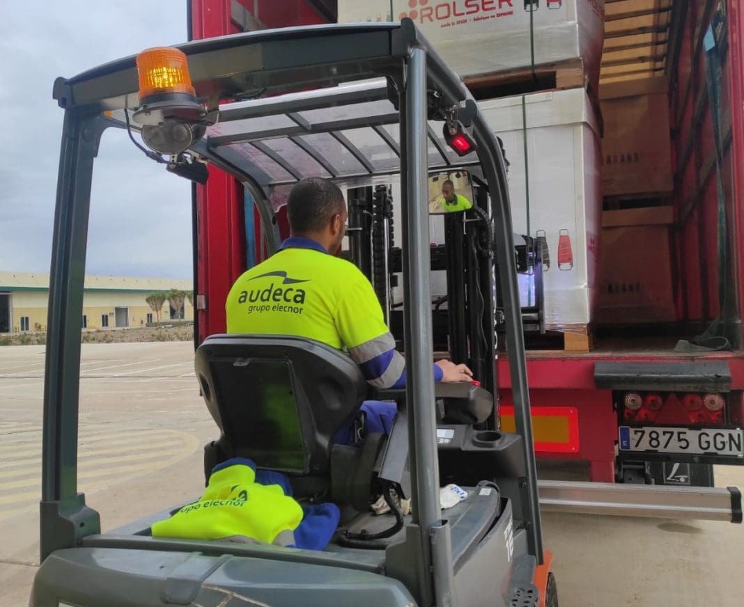 Un operario descarga palés de ayuda humanitaria en Ciudad de la Luz | Archivo de Generalitat Valenciana