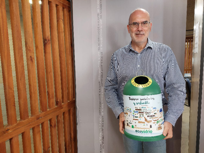 Manuel Villar al costat del contenidor de reciclatge