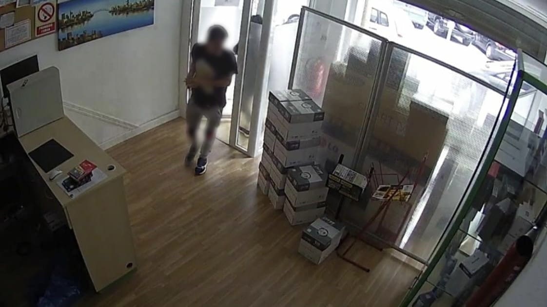Dos detenidos por un robo con fuerza en una tienda de móviles de Elche ...