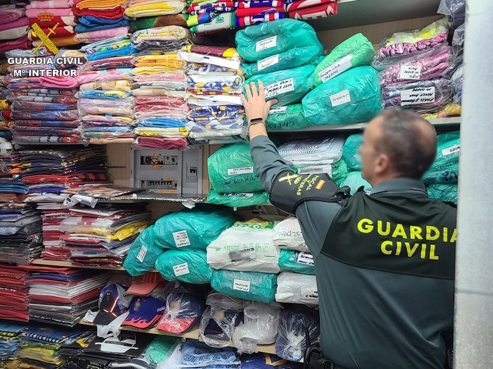 Interceptan más de 1.900 productos falsificados en varios comercios de