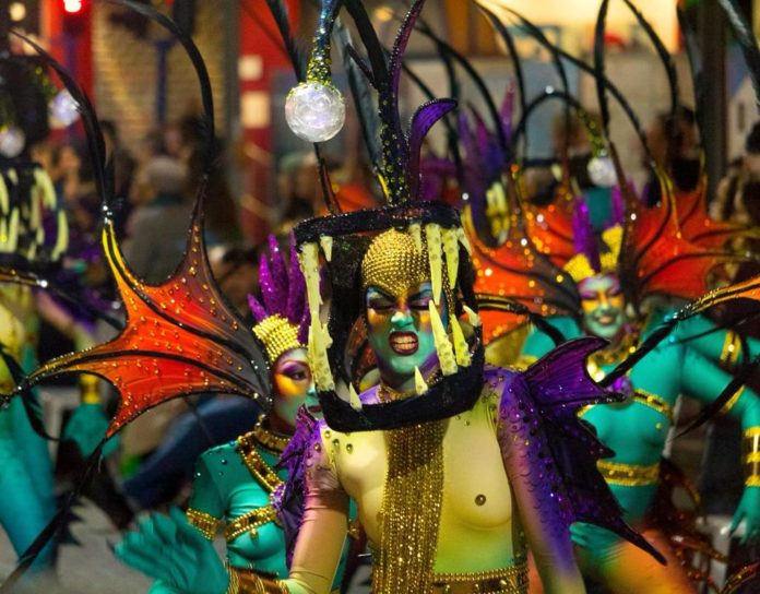 Imagen del Gran Desfile Nocturno del Carnaval de Torrevieja 2023 - Julio Jesús Añel