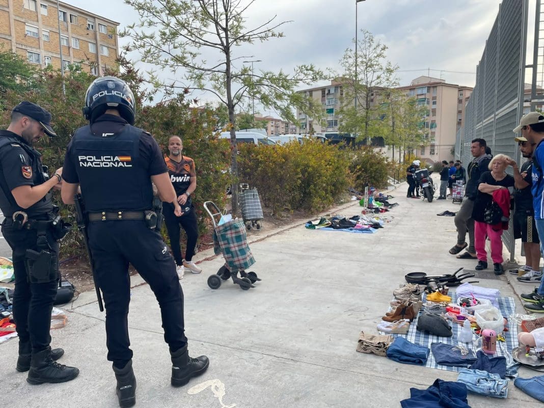 Mercadillo en calle Cuarzo, de Colonia Requena (Alicante)