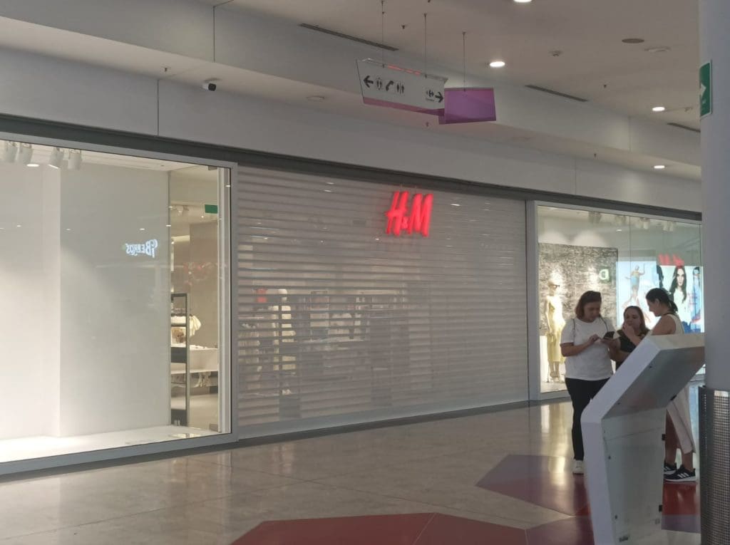 Una de las tiendas cerradas en Alicante/ Yolanda Díaz, secretaria general UGT L`Alacantí.