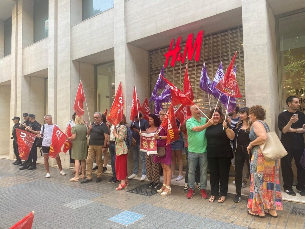 Trabajadores de València en uno de los momentos de la concentración/ VSM