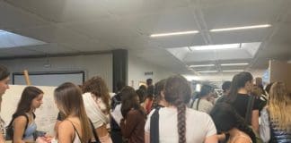 Alumnos esperando a ser llamados/ VSM