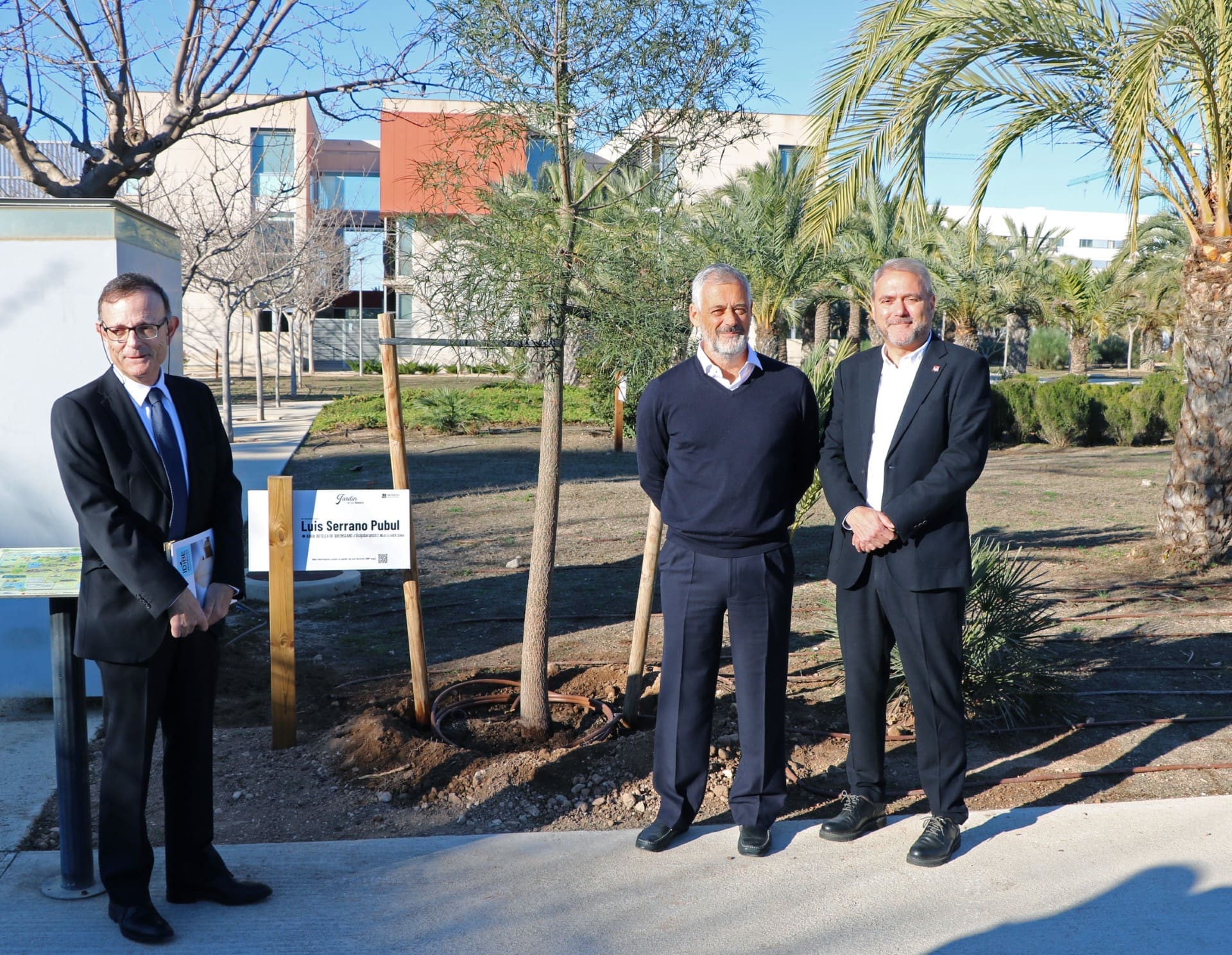 El biólogo Luis Serrano Pubul investido Doctor Honoris Causa por la UMH ...