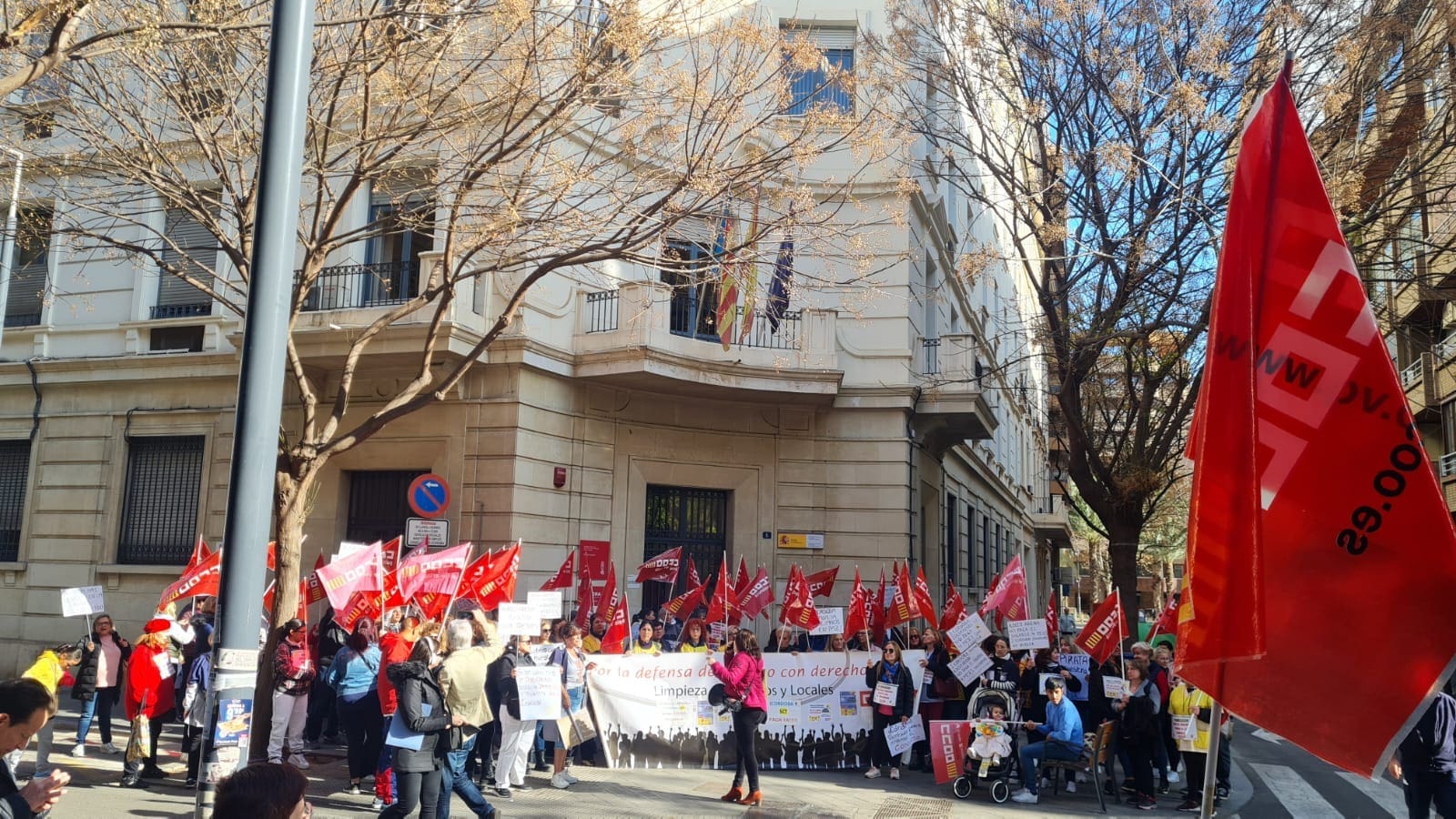 Trabajadoras de la limpieza de SCT y JCórdoba trasladan su huelga a las ...