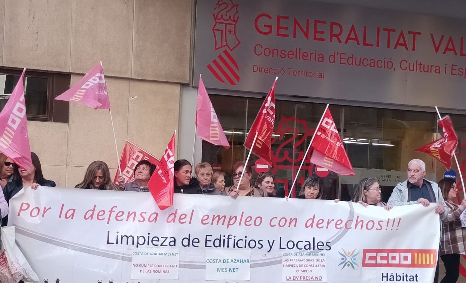 Las trabajadoras de limpieza de los IES se concentran frente a la ...
