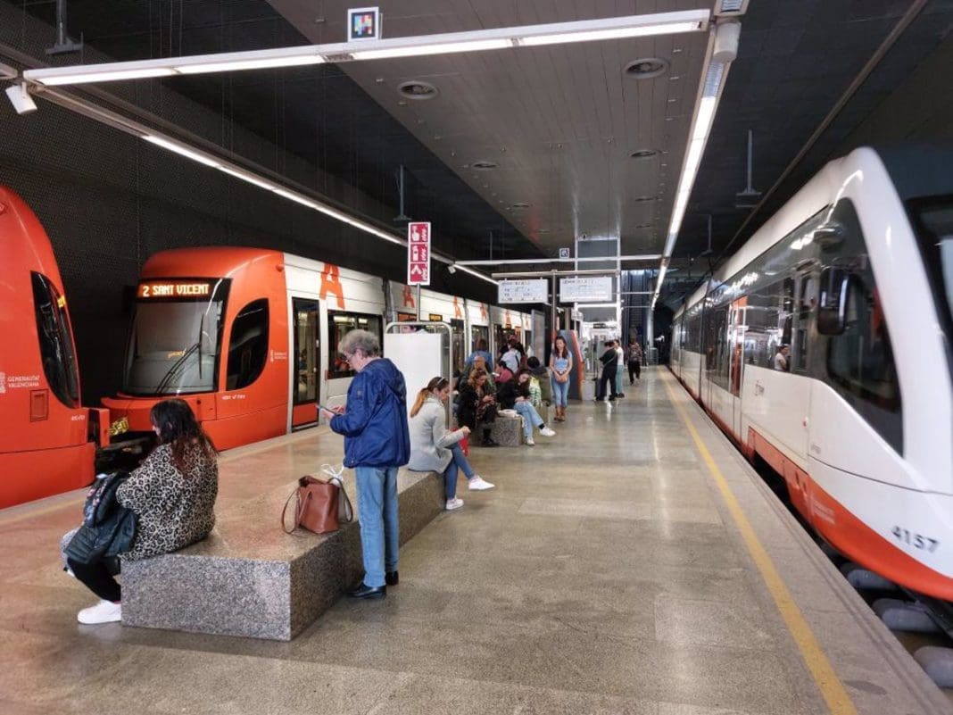 18/02/2024 Alicante.- Retrasos en todas las líneas del TRAM tras paralizarse el servicio por una avería eléctrica. Todas las líneas de los trenes y tranvías del TRAM d'Alacant circulan con retraso, después de que este viernes por la mañana se haya paralizado el servicio de movilidad debido a una avería eléctrica. POLITICA COMUNIDAD VALENCIANA ESPAÑA EUROPA ALICANTE SOCIEDAD GVA