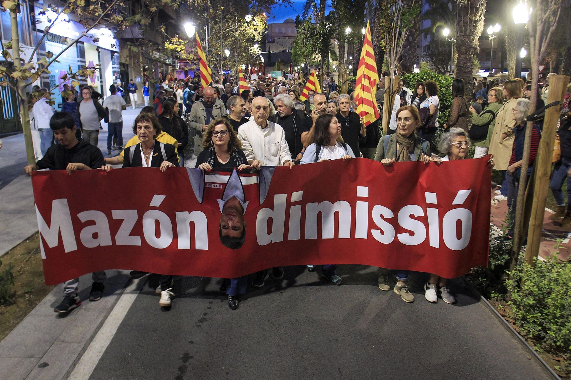 Varios miles de personas marchan en Alicante al grito de 'Mazón ...