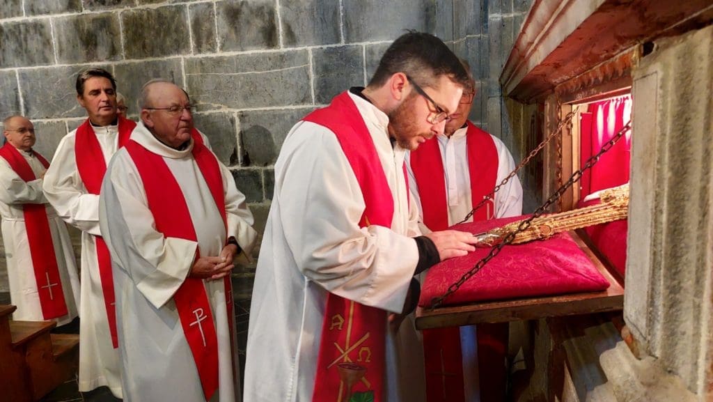 El sacerdote valenciano Jordi Cerdá admira el Lignum Crucis (“madera de la cruz”) en el Monasterio de Santo Toribio (Foto: Elías Levy Benarroch)