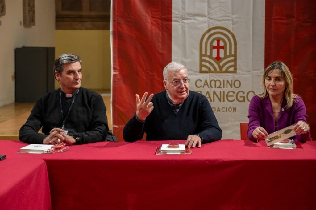 Pablo Delclaux Muller, director del Departamento de Patrimonio Cultural en la Conferencia Episcopal Española (CEE); Gustavo Riveiro, responsable del Departamento de Pastoral del Turismo de la CEE; y Pilar Gómez Bahamonde, directora de la Fundación Camino Lebaniego, durante una mesa redonda en Potes (Cantabria, España) sobre Turismo religioso. (Foto: Gema López Fernández)