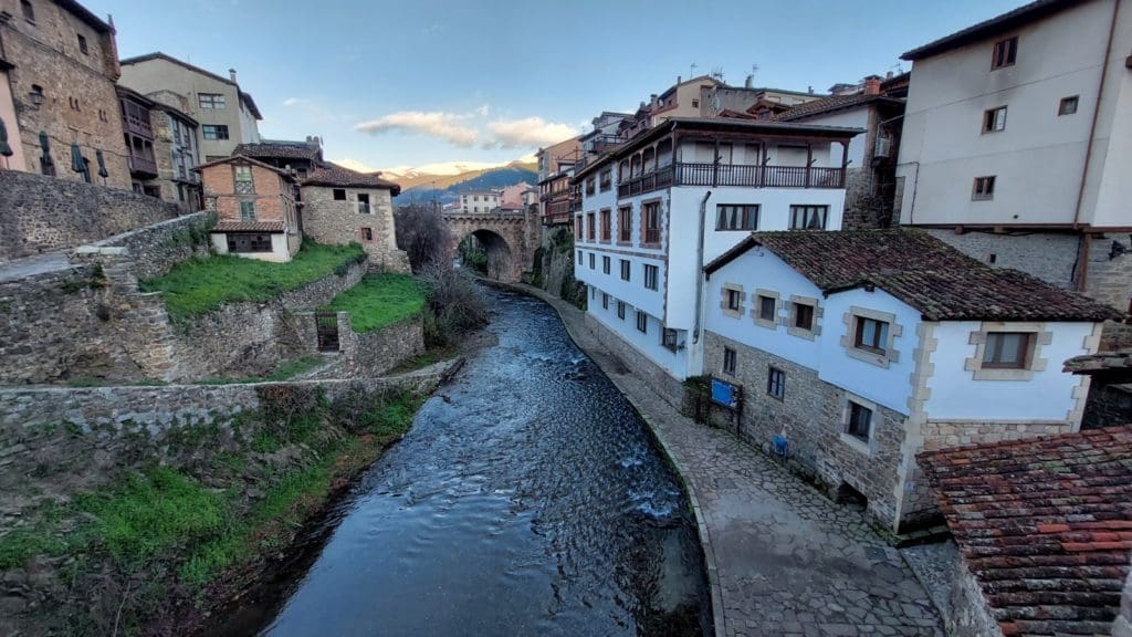 Vista de la localidad de Potes, en el valle de Liébana, Cantabria. (Foto: Elías Levy Benarroch)